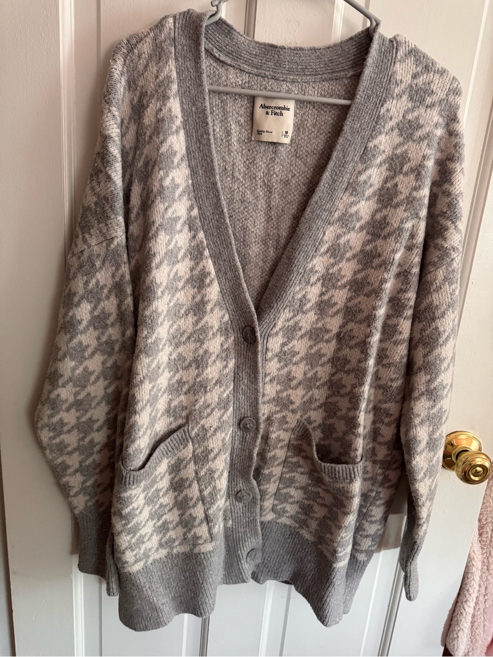 Abercrombie & Fitch Gray and Cream Houndstooth V‑Neck Cardigan